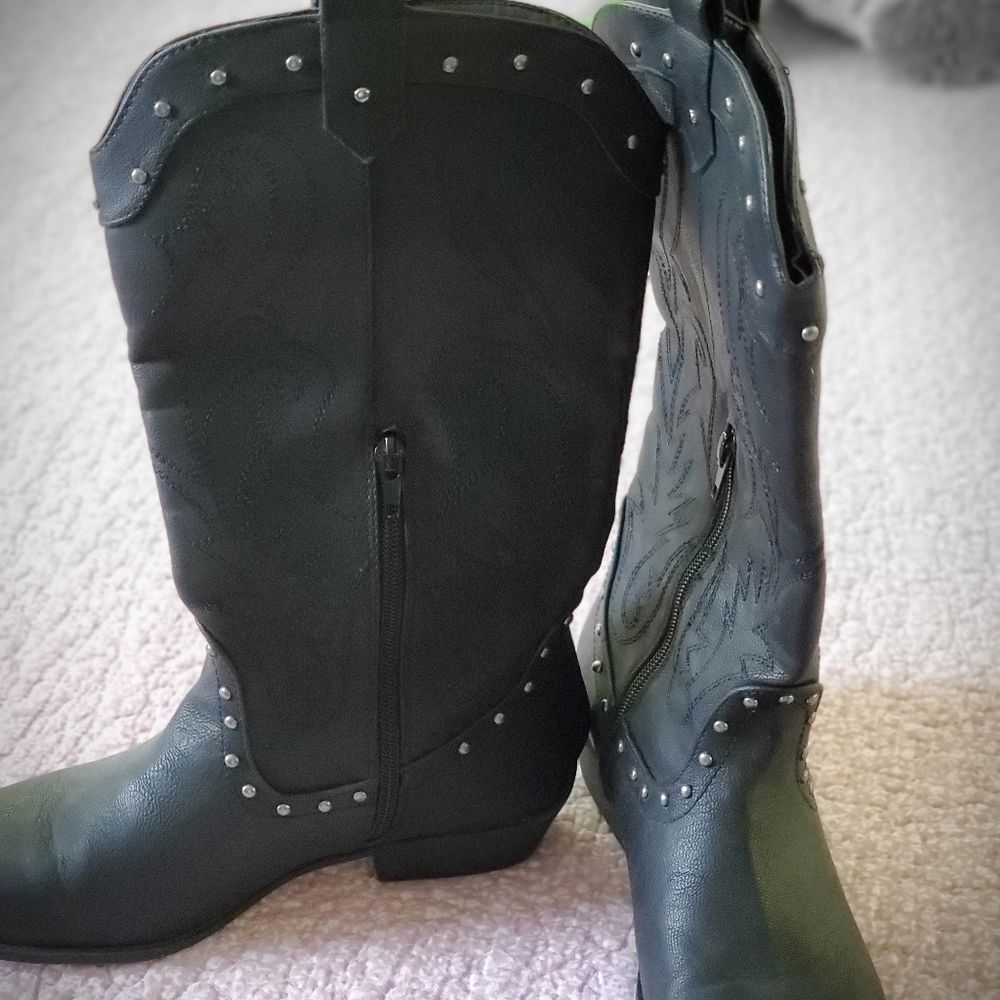 Women's Studded Mid-Calf Heeled Boots - Black